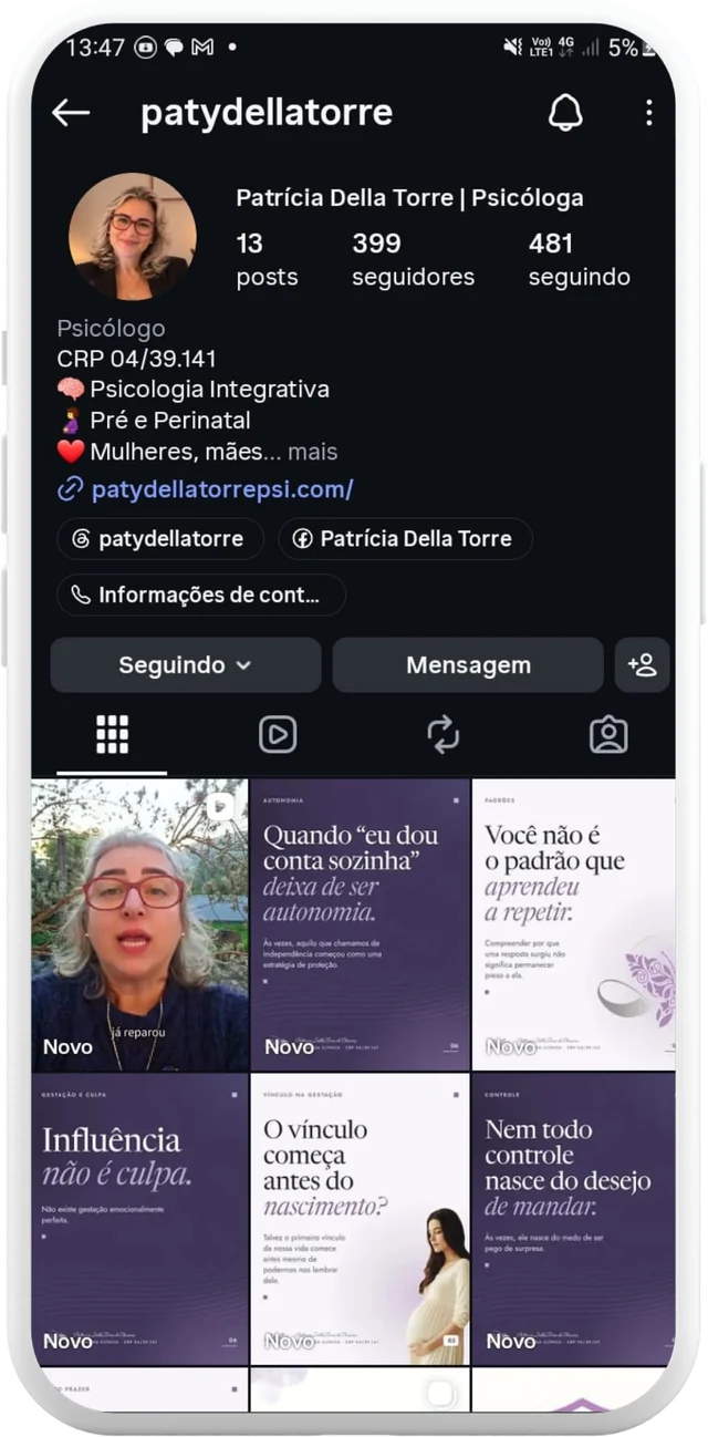 O perfil @patydellatorre aberto num celular: a foto da Patrícia, a bio e as publicações sobre vínculo, gestação e padrões.